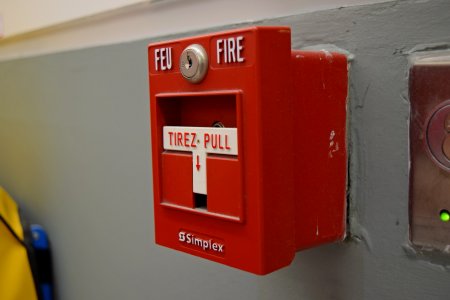 Bilingual Simplex pull station.  Note the keyhole behind the T-bar, which indicates that the airport uses a two-stage system, which is quite common in Canada.