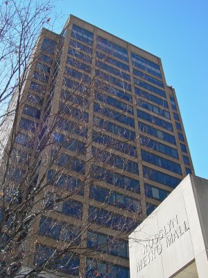 This is Rosslyn Center, which is directly over the entrance to the Rosslyn Metro station.  Rosslyn Center was renovated around 2020 or so, and now sports a gray facade, rather than the brown one shown here.