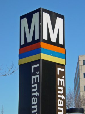 L'Enfant Plaza station entrance pylon.  Note the lack of a green stripe.