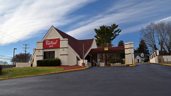 The accompanying Howard Johnson's motor lodge, now branded as a Red Roof Inn.  According to Google Street View, the motor lodge was still a Howard Johnson's as recently as 2018, but by 2021, it had rebranded to Red Roof Inn.