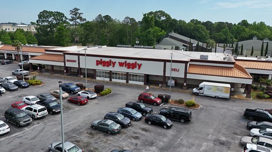 I was surprised to discover that this particular Piggly Wiggly store was housed in a former Food Lion building.  The interior, meanwhile, had been completely remodeled, and did not resemble Food Lion.  But the front was definitely Food Lion's style.
