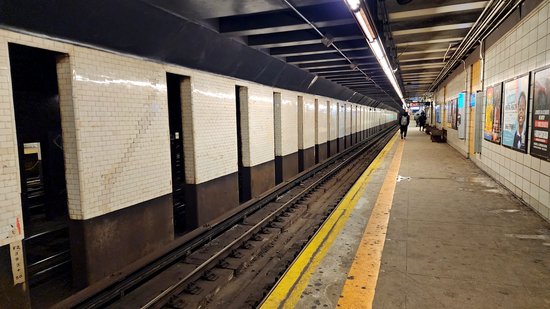 Ninth Street platform at Fourth Avenue/Ninth Street station.