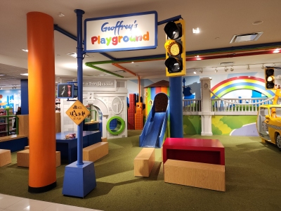 Geoffrey's Playground area in the Toys "R" Us-branded toy department at Macy's.  I was amused by the traffic signals.  Especially so with the traffic light, which, with its black front, yellow back, and no backplate, which resembled traffic signals found in Maryland.