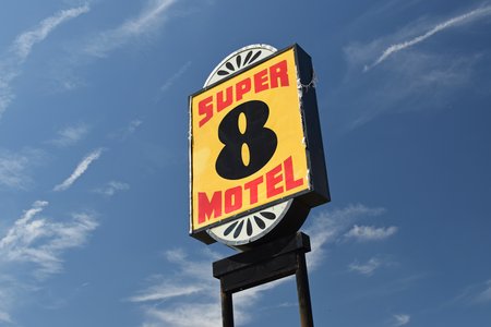 Super 8 sign in Kinston