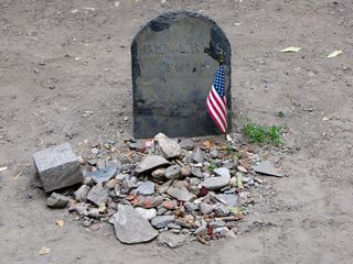 The sights of the Granary Burying Ground. Buried here, among others, are Paul Revere and Mother Goose.