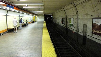 Faregates and Orange Line platform at State station.