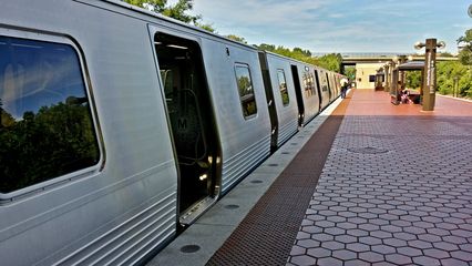 7000-Series train at Franconia-Springfield.