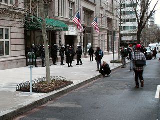 Arriving at the military recruitment center. As you can see, cops in helmets preceded us there, ready to block the entrance.