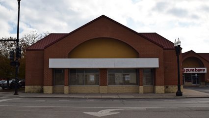 This building was a Blockbuster Video back when it appeared on SpinnWebe.  It's currently vacant, and most recently housed a CorePower Yoga facility.