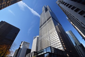 The Sears Tower, viewed from the intersection of West Jackson Boulevard and South Franklin Street.