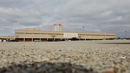 Landing at the end of the flight, facing the JCPenney store.