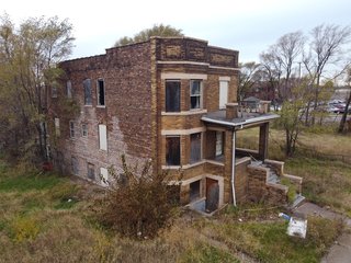 Abandoned house at 420 Adams Street.