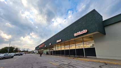 After landing the drone, I did a quick loop around the parking lot in order to get some conventional shots of the shopping center.