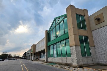 After landing the drone, I did a quick loop around the parking lot in order to get some conventional shots of the shopping center.