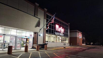 The front of Martin's in Elkhart.  This Martin's is completely unrelated to the Martin's stores that are found in Virginia and Maryland.  Those Martin's stores are part of Giant-Carlisle, while these are owned by SpartanNash.