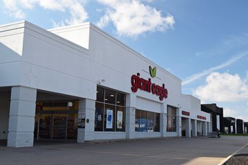 Giant Eagle, the only original retailer left in the shopping center.  They have kept going throughout the center's entire history.