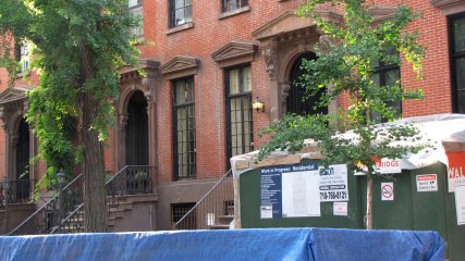 This is the usual angle that we saw the Huxtables' house on television. Today, however, this angle was temporarily blocked by the construction going on next door.