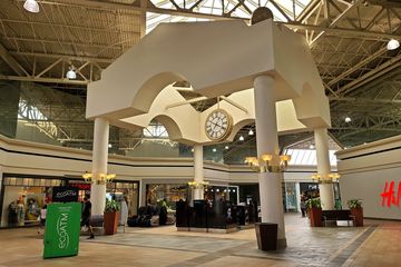 In any case, here's what Southpark Mall looked like.  This thing in the center court was the most interesting feature in the mall, and now that you've seen it, you don't have to go there.