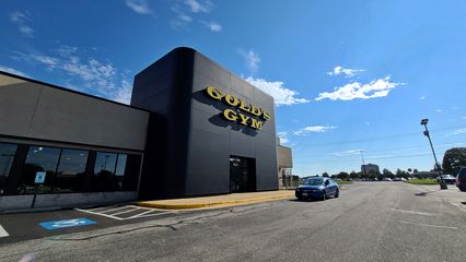 Gold's Gym housed in a former Circuit City.  I couldn't help but think, "Welcome to Gold's Gym, where fitness is state of the art!"