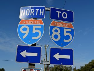Signage for I-95 and I-85 on South Crater Road, pointing at the northbound ramp for 95.