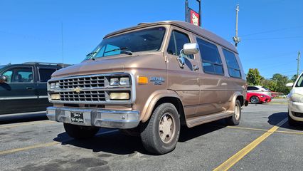 While we were at the Piggly Wiggly, we spotted this vintage Chevy Van in the parking lot.