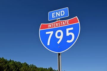 End signage for Interstate 795, at the point where it merges with I-95.