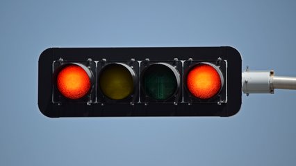 Quebec-style traffic signal, with horizontal orientation and double reds.