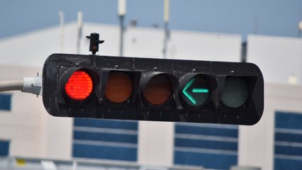 Five-aspect version of the signal, with a single solid red, a solid yellow, a yellow arrow, a green arrow, and a solid green.  Functionally, this is similar to the "doghouse" signal that many US states use.
