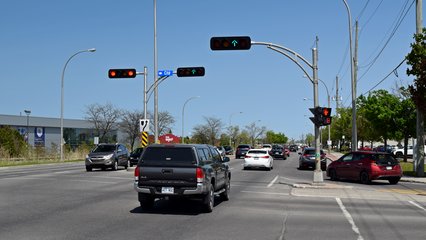 Typical traffic signal setup in Gatineau, at the intersection between Boulevard de la Cité and Boulevard Maloney.