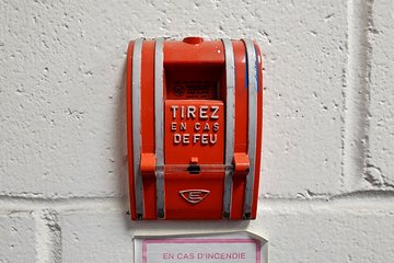 The Toys "R" Us was also the only place where we found a French-only pull station.  This Edwards 270-SPO was in the store's front vestibule.  The directions beneath the pull station, however, were bilingual.