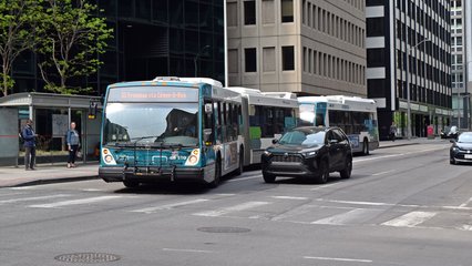STO bus 1221, another NovaBus LFS Artic, pulls out of a stop at the intersection of Albert and Metcalfe Streets.