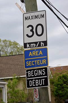 Speed limit signage on Palace Street, indicating the beginning of a 30 km/h speed zone.