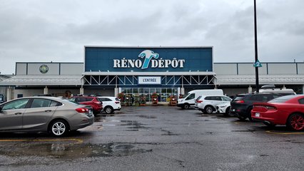 The exterior of Réno-Dépôt, looking a lot like a blue Home Depot at first glance.