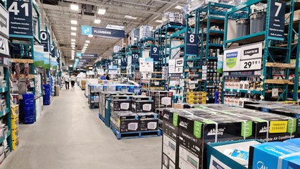 Main aisle at Réno-Dépôt, looking more or less like a Lowe's of a different color, plus French.