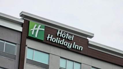 As we left Réno-Dépôt, I spotted this sign on a nearby Holiday Inn.  I found it curious that in French, it was branded as Hôtel Holiday Inn.