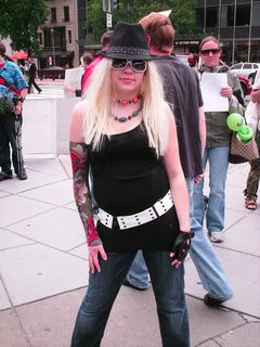 This girl wore a blond wig, a sleeve designed to resemble tattoos, a fedora, and a pair of sunglasses. She later used a respirator mask to make her anonymity complete.