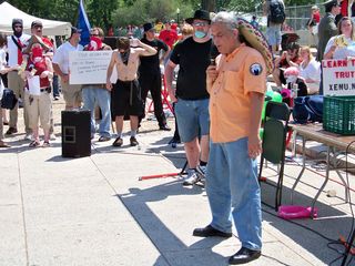 Arnie Lerma speaks to the assembled crowd.