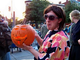 Vendetta holds up the completed pumpkin for all to see. Pretty good likeness, if you ask me!