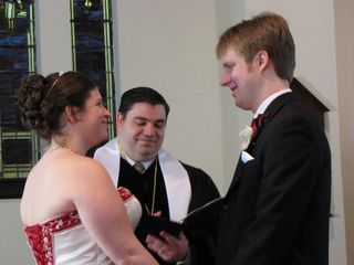 Sis and Chris hold hands as they exchange their vows.