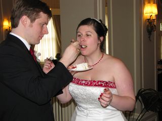 After the cake was cut, Sis and Chris each fed each other pieces of cake.