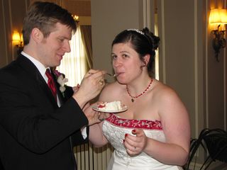 After the cake was cut, Sis and Chris each fed each other pieces of cake.