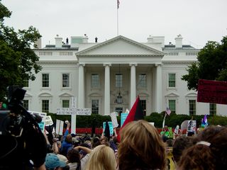 A sea of protesters stands in front of the White House!