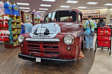 A Dodge pickup truck painted with the Buc-ee's beaver.