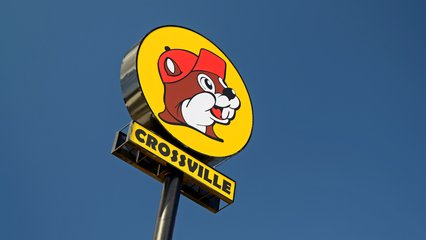 Tall sign for Buc-ee's, visible from all around.