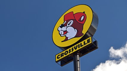 Tall sign for Buc-ee's, visible from all around.