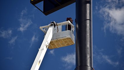 As a testament to how new this location was, there was a guy on a lift giving the pole of that massive sign its first coat of black paint on top of the primer.