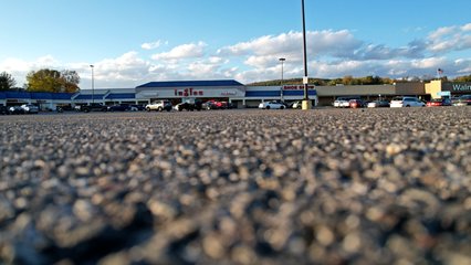 The rest of the shopping center, after landing.  I suspect that this Ingles is the reason why the Walmart here is not a Supercenter.