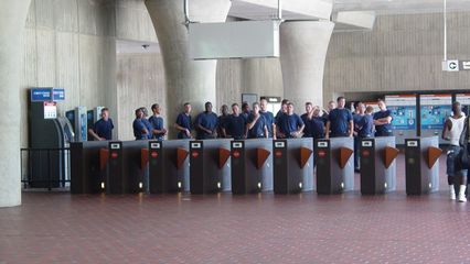 When Sis and I arrived at Largo, we saw a large group of firefighters in the station! If not mistaken, they were there learning the station's layout.