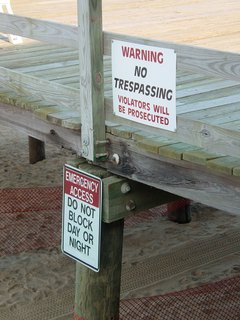 As I got close to the pier, I found warning signs advising people not to get too close to the pier, presumably for safety purposes.