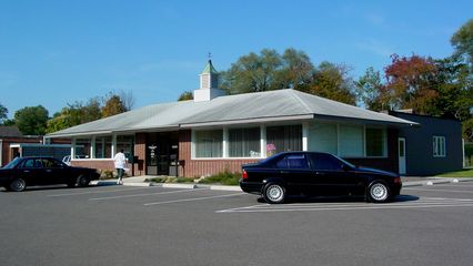 This building, photographed here on October 19, of which half is a dentist's office, appears to have originated as a Howard Johnson's restaurant based on the architecture. The location, however, is not listed on orangeroof.org, which keeps track of those things. Perhaps this is an undocumented former HoJo's?